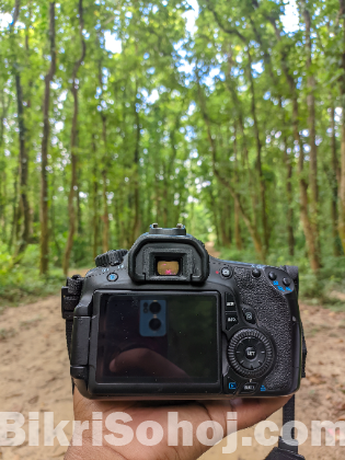 Nikon 60D with 55-250 mm zoom lence (used)